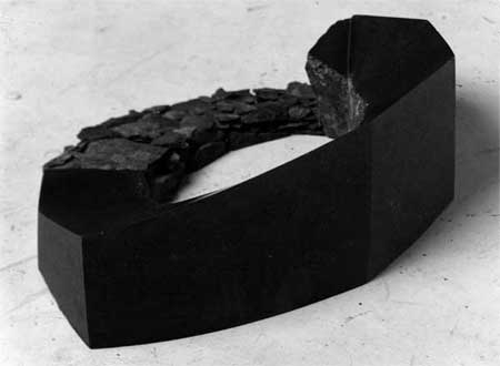 O.T.  (gestrandetes Schiff) 1985 Diabas / Diabas-Splitter geschichtet H 18 / B 40 / L 64 cm