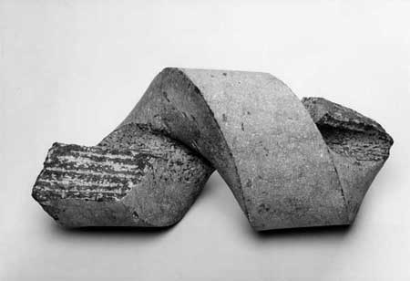O.T. (Moment) 1986 Belgisch-Granit (Kalksandstein) H 28 / B 28 / L 65 cm