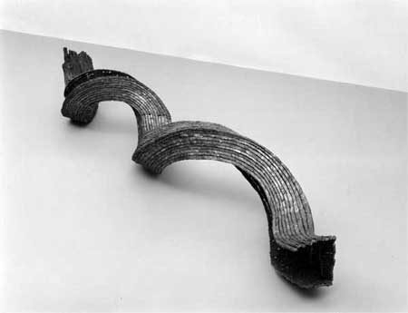O.T. 1986 paradoxe Spirale, zur Frage werdend Stahl gebrannt, geschweißt H 35 / B 35 / L 220 cm