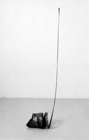 O.T.  1986   schwere Spirale mit langem Aufstieg, schwingend, zitternt Stahl, geschweißt, geschliffen, Blei gegossen H 195 / B 29 / L 45 cm