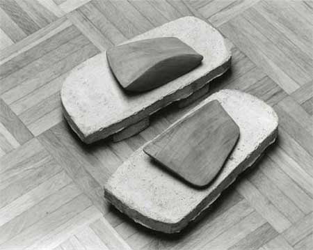 „Fuß im Schuh“  1995 ,  Beton, Lindenholz , H 9 cm, B 31 cm, T 25 cm