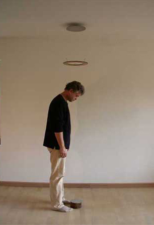 „Reflexion“ 2004 Edelstahl, Furnier, Lehm H raumabhängig, D 36 cm