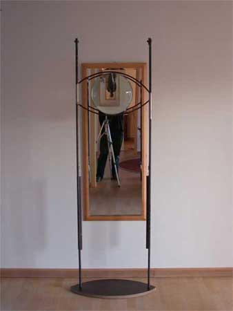 „Selbst“ 2006 Stahl, Linse, Spiegel, Holz H 206 cm B 77 cm, T 44 cm (zzgl. Abstand zur Wand)